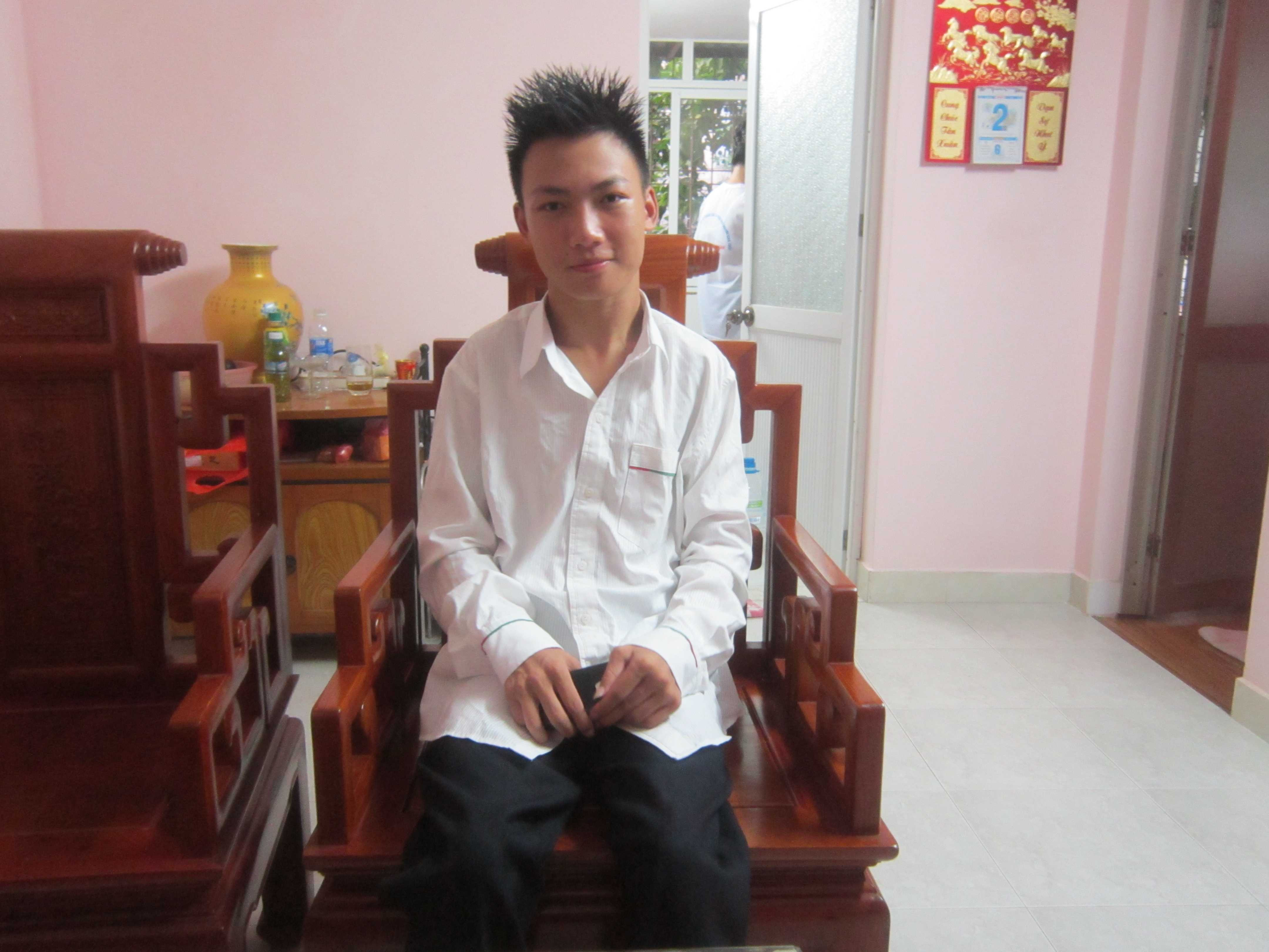 Chàng trai 'chỉ biết bò' đến trường thi trên vai sư thầy