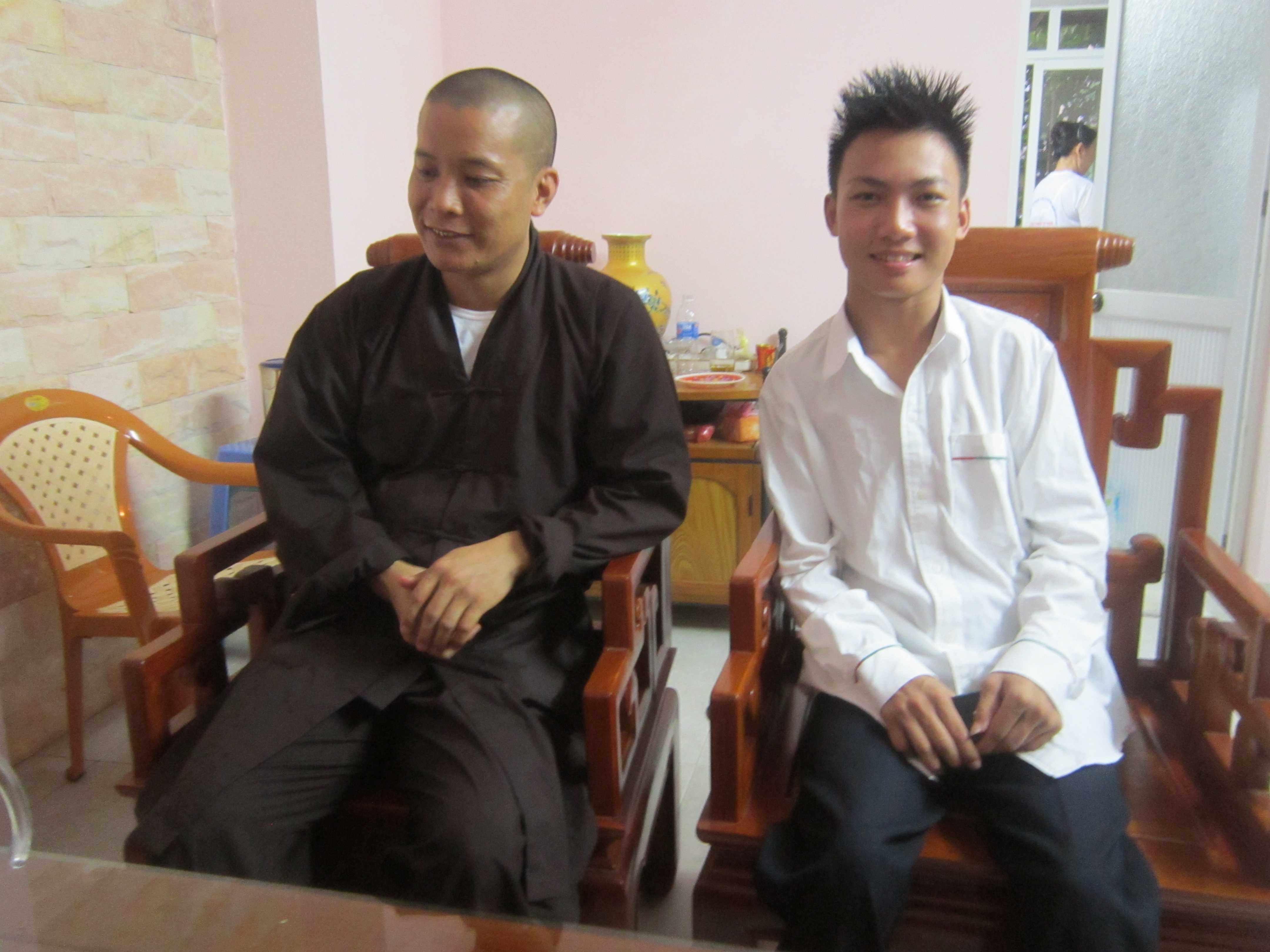 Chàng trai 'chỉ biết bò' đến trường thi trên vai sư thầy