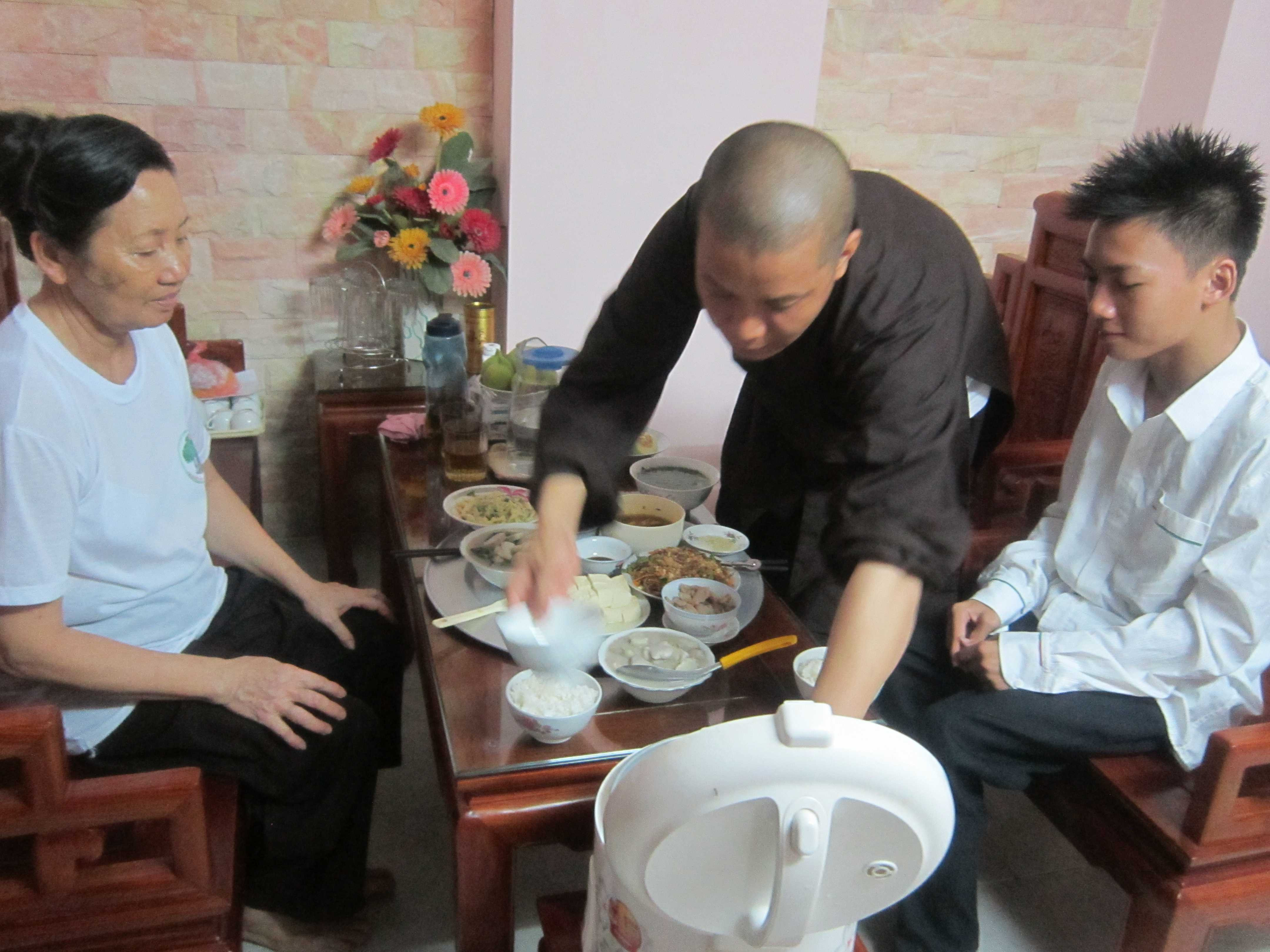 Chàng trai 'chỉ biết bò' đến trường thi trên vai sư thầy