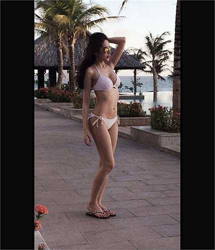 'Bà mẹ một con' Thủy Tiên khoe thân hình nóng bỏng bên bãi biển với vòng eo thon gọn như thời con gái.