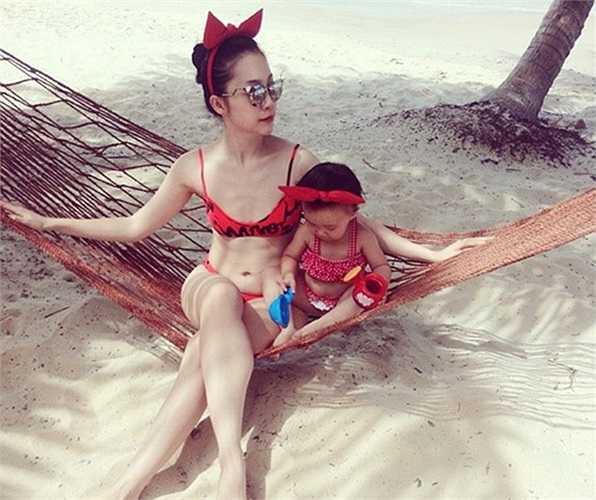 'Chim công múa' Linh Nga bất ngờ khoe ảnh hiếm hoi mặc bikini.