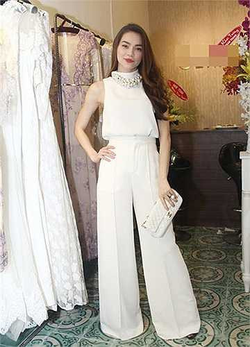 Nữ ca sĩ thường diện quần ống rộng khi tham dự các sự kiện sang trọng và có những kết hợp rất sành điệu.