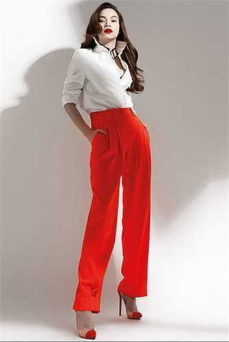 Quần ống rộng: Quần ống rộng cũng là kiểu quần rất thích hợp với vóc dáng khẳng khiu của Hồ Ngọc Hà đồng thời tạo nên một phong cách rất đẳng cấp.