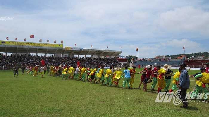 Hàng chục thanh niên trai tráng kéo 'ông trâu' tử trận ra khỏi sân để tiếp tục thi đấu kháp tiếp theo.