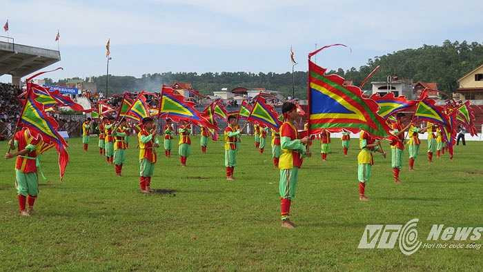Màn múa cờ truyền thống