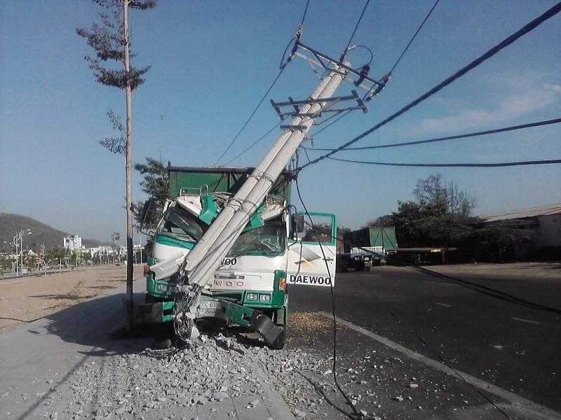 Cận cảnh ảnh xe tải “ủi” trụ điện.
