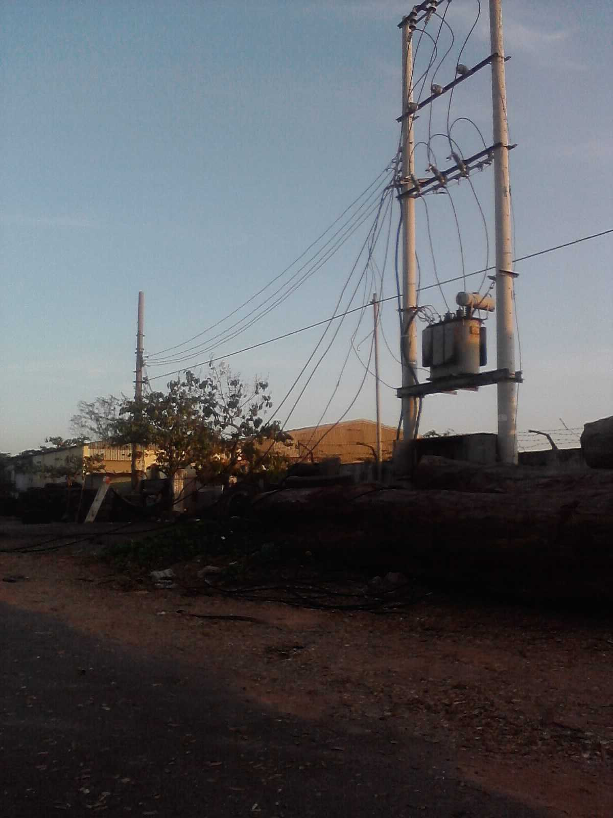 Đường dây điện cung cấp trạm biến áp 0,4 KV đứt lìa.