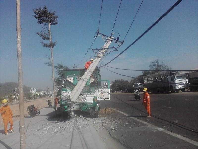 Công nhân Điện lực Quy Nhơn xử lý tạm thời sự cố để cấp điện cho các hộ dân phường Thị Nại. 