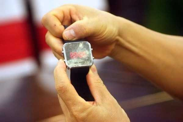 Chiếc đồng hồ bị tạm giữ. 