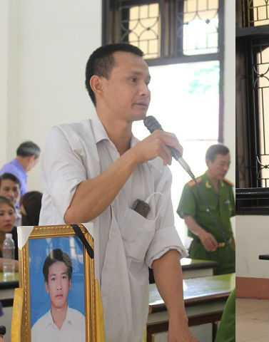 Gia đình nạn nhân mang di ảnh đến tòa