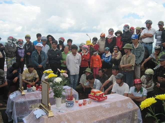 Nhiều người đau đớn đưa tiễn 3 cháu bé.