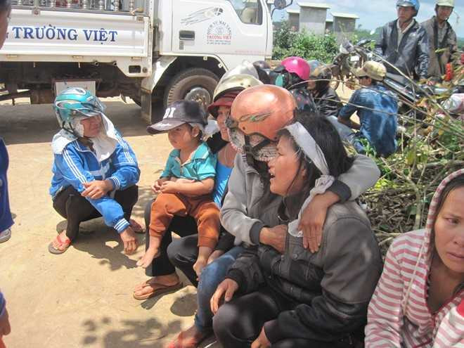 Chị Hương đau buồn khi 3 con ra đi vĩnh viễn.