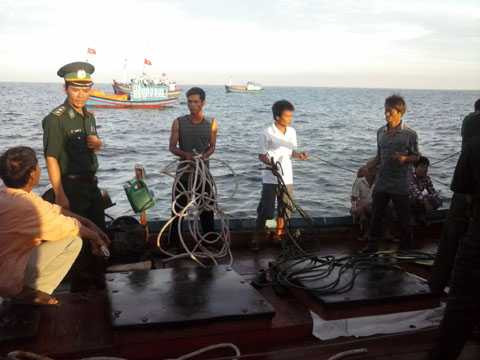 tàu cá, Trung Quốc, truy đuổi, bắt giữ, Quảng Ngãi, ngư dân