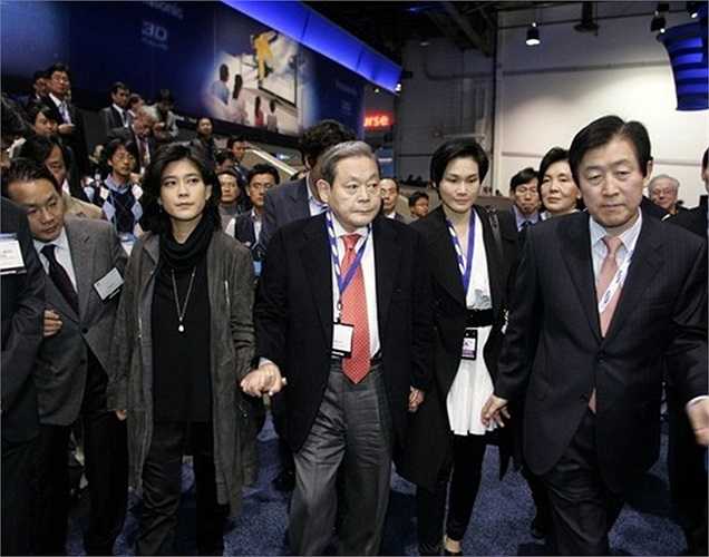 Còn Lee Boo-Jin hiện là Chủ tịch khách sạn Shilla, cũng thuộc tập đoàn Samsung.