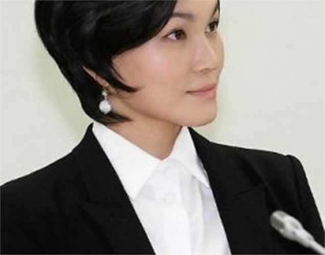 Giàu có, nổi tiếng nhưng gia đình của Lee Seo-Hyun gặp không ít chuyện buồn. Chị gái cô, Lee Yoon-Hyung, đã treo cổ tự tử tại Mahattan vào tháng 11/2005 khi cuộc hôn nhân của cô với bạn trai lâu năm không được sự chấp thuận của gia đình.