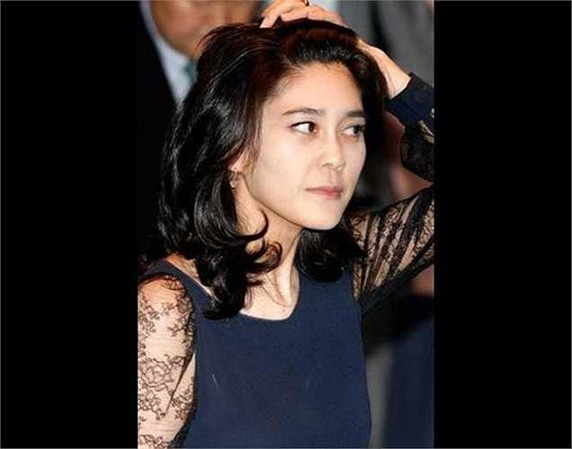 Trong khi đó, cha của cô, tỷ phú Lee Kun-Hee, lại từng vướng phải vụ kiện đòi chia tài sản với chính hai anh chị của mình. Lý do mà cả hai người anh em của vị chủ tịch 72 tuổi đưa ra là họ có quyền thừa hưởng một phần tài sản thừa kế từ cha họ, tức ông Lee Byung-chull, người đã sáng lập ra Tập đoàn Samsung vào năm 1938.