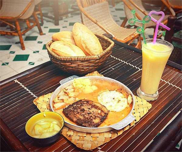 Hơn nữa ăn trứng ốp sẽ dễ hấp thụ quá mức lượng dầu mỡ gây ra mỡ trong máu cao và gan nhiễm mỡ. Do đó chính phủ Mỹ đã quyết định dán cảnh báo trên vỏ trứng nhắc nhở dân chúng trong trứng có chứa vi khuẩn, khi ăn nhất định phải nấu chín nếu không sẽ gây ra bênh rất nghiêm trọng.