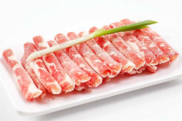 3. Ngày nay rất nhiều người ưa chuộng món thịt bò nhúng, tái mà không biết rằng bệnh sán dây bò cũng bắt nguồn từ những món ăn này. Loài sán này rất nguy hiểm, có thể sống trong cơ thể người 50 - 60 năm ở trong ruột, trong cơ, não, mắt...