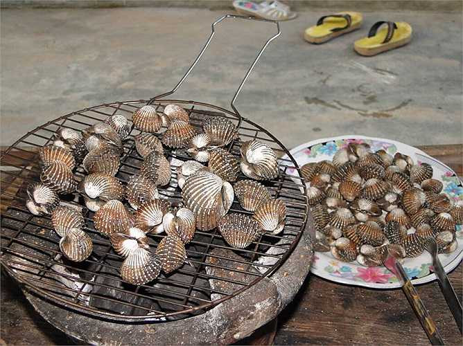 Đặc biệt khi sò huyết được nướng hay luộc qua loa thì không thể diệt được các vi khuẩn gây bệnh. Lời khuyên tốt nhất bạn nên tìm nên những quán ăn uy tín để tránh được những mối lo về an toàn thực phẩm.