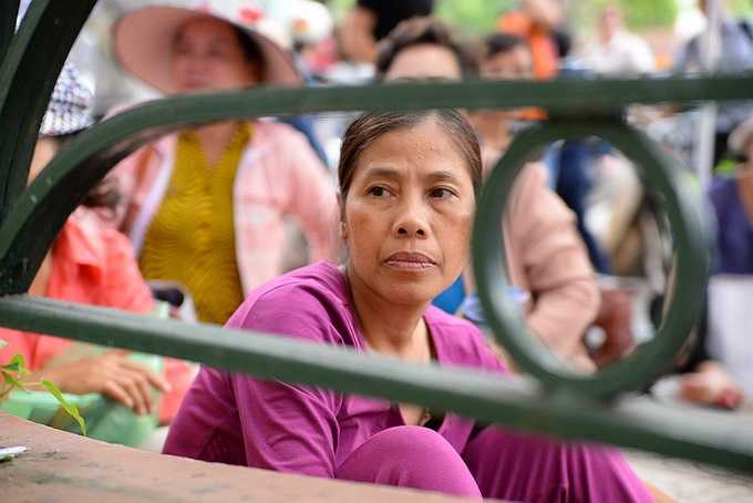 Lo lắng dõi theo con vào phòng thi