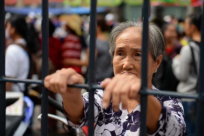 Bà Hồ Thị Năm (74 tuổi) huyện Cần Giờ trông mong đứa cháu thi tại hội đồng thi thi Trường ĐH Sư phạm TP.HCM