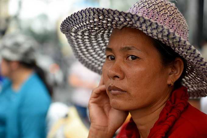 Chị Phạm Thị Hồng (Bình Thuận) với nét mặt lo âu, căng thẳng ngoài phòng thi