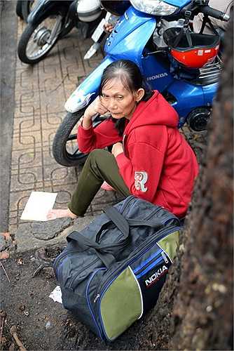 Gương mặt phờ phạc, mệt mỏi của một phụ huynh sau những đêm không ngủ 