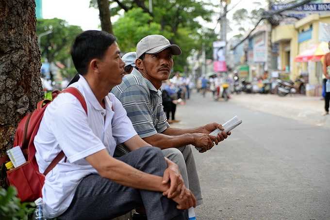 Mong chờ con bên ngoài phòng thi với biết bao hi vọng chen lẫn căng thẳng, lo ậu