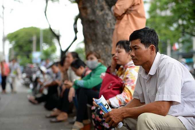 Phụ huynh mong chờ con bên ngoài hội đồng thi Trường ĐH Khoa học tự nhiên