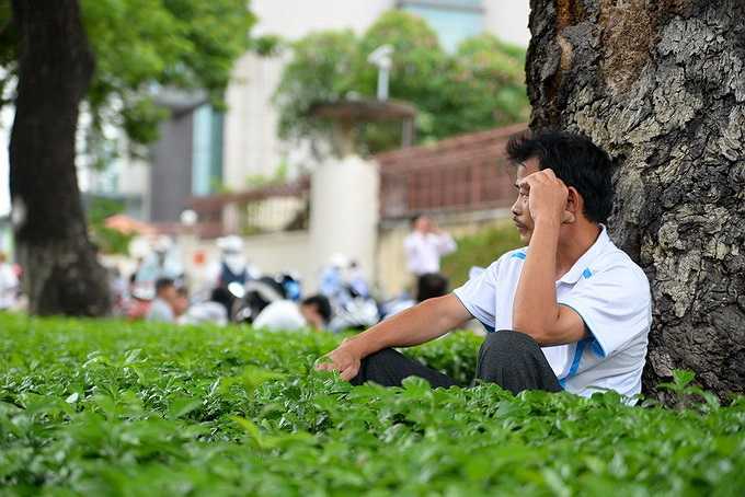 Những gương mặt căng thẳng, lo lắng không biết con mình làm bài tốt không...