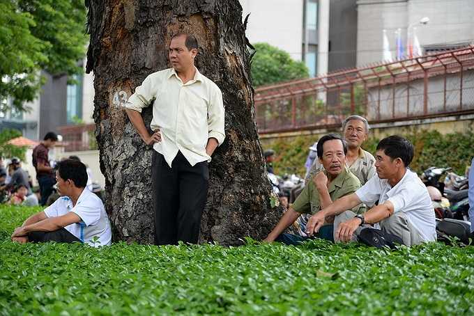 Bồn chồn đứng ngồi chờ con 