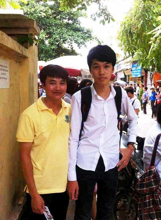 Chim Sẻ Đi Nắng - Nguyễn Đức Bình xuất hiện với dáng vẻ mảnh khảnh trong trang phục quần đen áo trắng khi tới dự thi