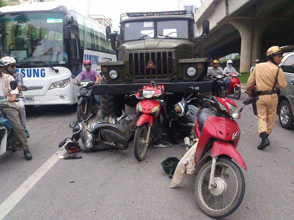 Hà Nội: Ô tô ‘biển đỏ’ đâm hàng loạt xe máy chờ đèn đỏ