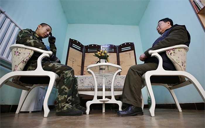 Các em thường xuyên được điều trị với các bác sĩ tâm lý