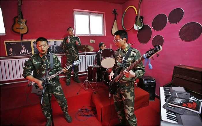 Học chơi nhạc cụ, lập band nhạc