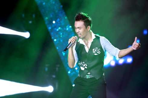 Lê Vũ Bình ‘đổ máu’ trong đêm Pop Sao Mai điểm hẹn 2014