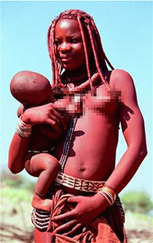 Bộ lạc Himba sống ở phía Bắc của Namibia, sinh tồn chủ yếu bằng săn bắn và hái lượm. Tuy nhiên, họ vẫn biết nuôi bò và dê để đảm bảo cuộc sống.