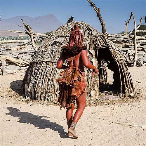 Bộ lạc Himba hiện có khoảng 50 ngàn người. Họ sống theo lối du mục, trên những vùng đất cằn khô.