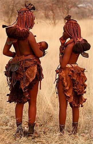 Phụ nữ Himba dùng một loại hợp chất đặc biệt bôi lên người, gọi là Otjize. 
