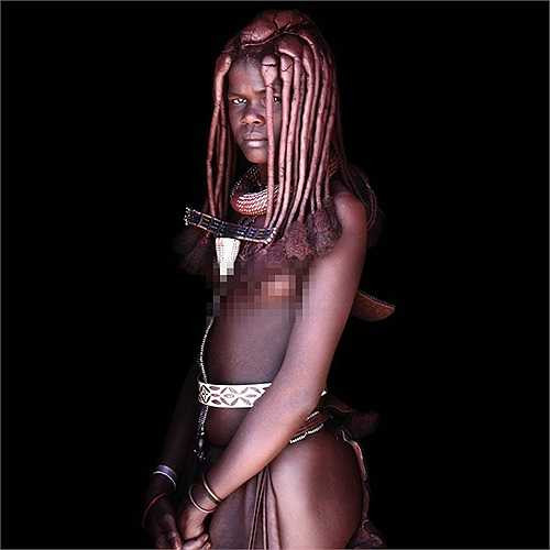 Hợp chất Otjize làm từ bột màu, đất đỏ, bơ cùng các loại thảo mộc khác, có tác dụng bảo vệ cơ thể họ khỏi khí hậu khắc nghiệt. 