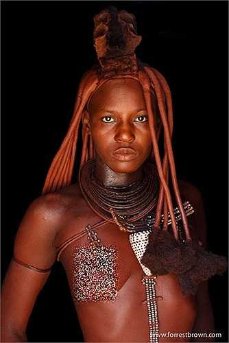 Một số nhà sử học phương Tây tin rằng, có thể cách làm đẹp này còn sót lại từ thời Ai Cập cổ đại. Vì thế, trông phụ nữ Himba có nét gì đó giống vẻ đẹp của phụ nữ Ai Cập cổ đại trong các bích họa cổ.