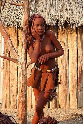 Có lẽ, mái tóc của phụ nữ Himba là đặc biệt nhất. Họ giành nhiều thời gian chăm chút cho mái tóc của mình. 