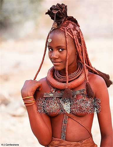 Mái tóc được bện cùng với một loại đất sét màu đỏ. Kiểu tóc thể hiện từng giai đoạn cuộc đời của người phụ nữ. Nhìn vào mái tóc có thể biết người phụ nữ có chồng, con hay chưa.