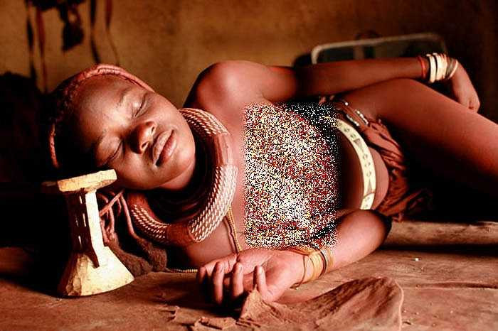 Bộ tộc này còn giữ nhiều phong tục đặc biệt, trong đó, khá thú vị là tục người đàn ông cùng gia đình mình đi bắt cóc cô dâu. 