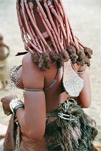 Phụ nữ và đàn ông Himba khỏa thân từ bé, nên khi tiếp xúc với người lạ, mặc đầy đủ quần áo họ rất ngạc nhiên, không hiểu vì sao lại phải mặc quần áo. 