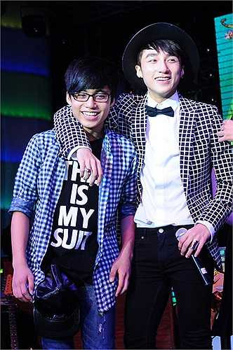 Ở tiết mục này, Việt Hoàng đã thể hiện tài năng đánh đàn khá điêu luyện bên cạnh giọng ca tuyệt vời của anh trai. 