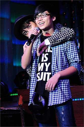 Sự rụt rè trước đó dường như tan biến theo từng giai điệu được vang lên. 