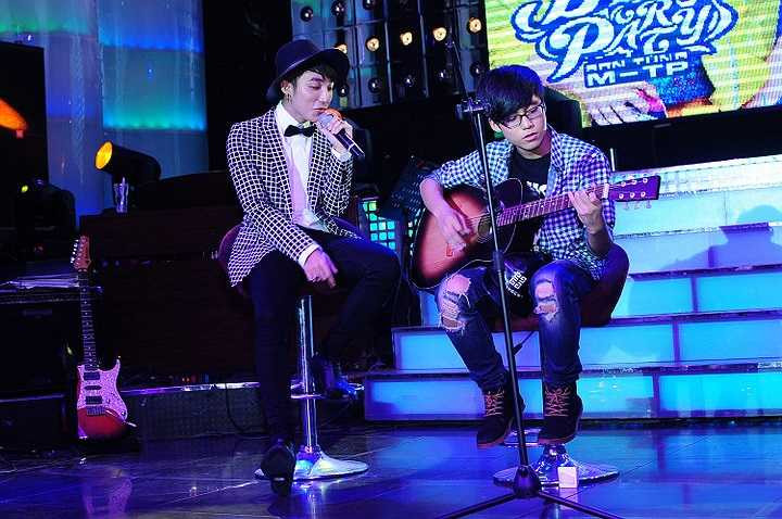 Việt Hoàng cũng cho biết em muốn tập trung vào việc học hơn là trở nên nổi tiếng hay đi theo con đường ca hát như anh trai. 