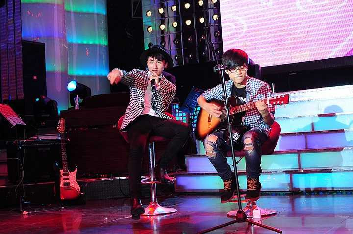 Phần trình diễn nhận được nhiều sự cổ vũ của khán giả.