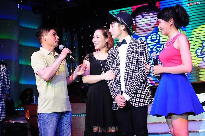 Nhân dịp này Sơn Tùng cũng giới thiệu ba mẹ cùng cậu em điển trai trước fan hâm mộ.